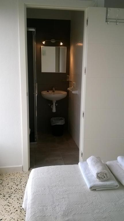 Hostal Paris Ciutadella Сьюдадела Экстерьер фото