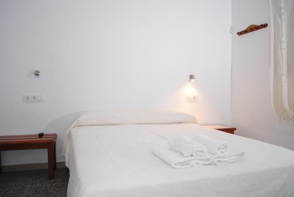 Hostal Paris Ciutadella Сьюдадела Номер фото